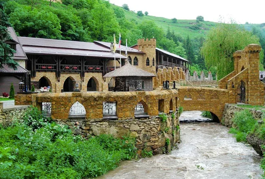 Афиша: Медовые водопады, гора Кольцо и замок Коварства и Любви в Кисловодске 19 июля 2026