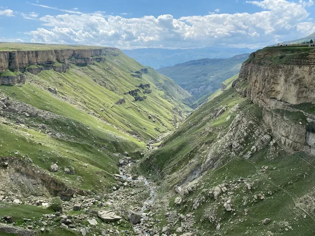 Афиша: Плато Хунзах, водопад Тобот, Каменная чаша — исландские пейзажи Дагестана в Дербенте 9 августа 2026
