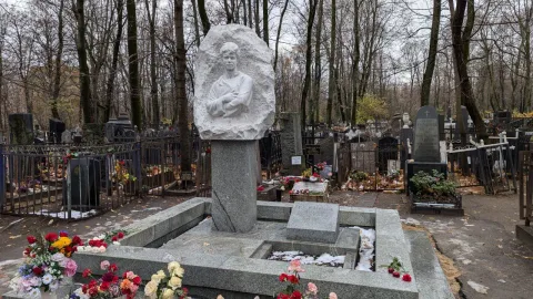 Афиша: Кумиры, герои и святые старинного Ваганьковского кладбища в Москве 11 августа 2026