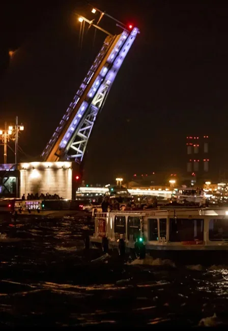 Афиша: Разводные мосты - ночная прогулка по рекам и каналам к Дворцовому и Троицкому мостам в Санкт-Петербурге 7 августа 2026