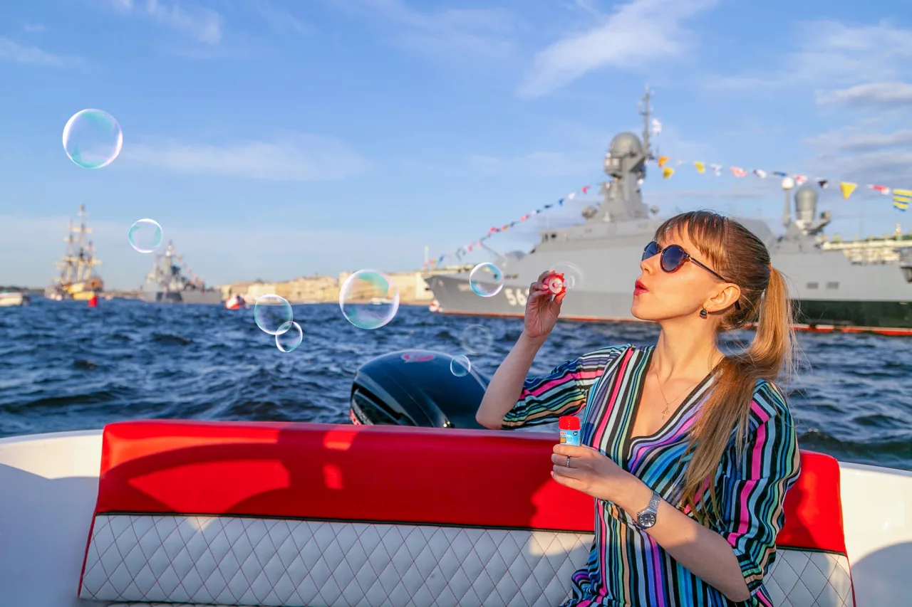 Афиша: Прогулка на катере «Стремительный» по парадной Неве в Санкт-Петербурге 8 сентября 2026