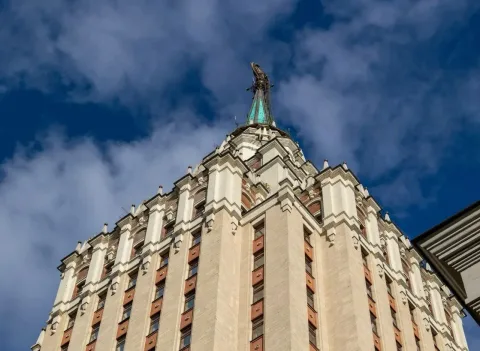 Афиша: В гостиницу «Ленинградскую»: «Самую русскую» из Сталинских Высоток в Москве 12 августа 2026