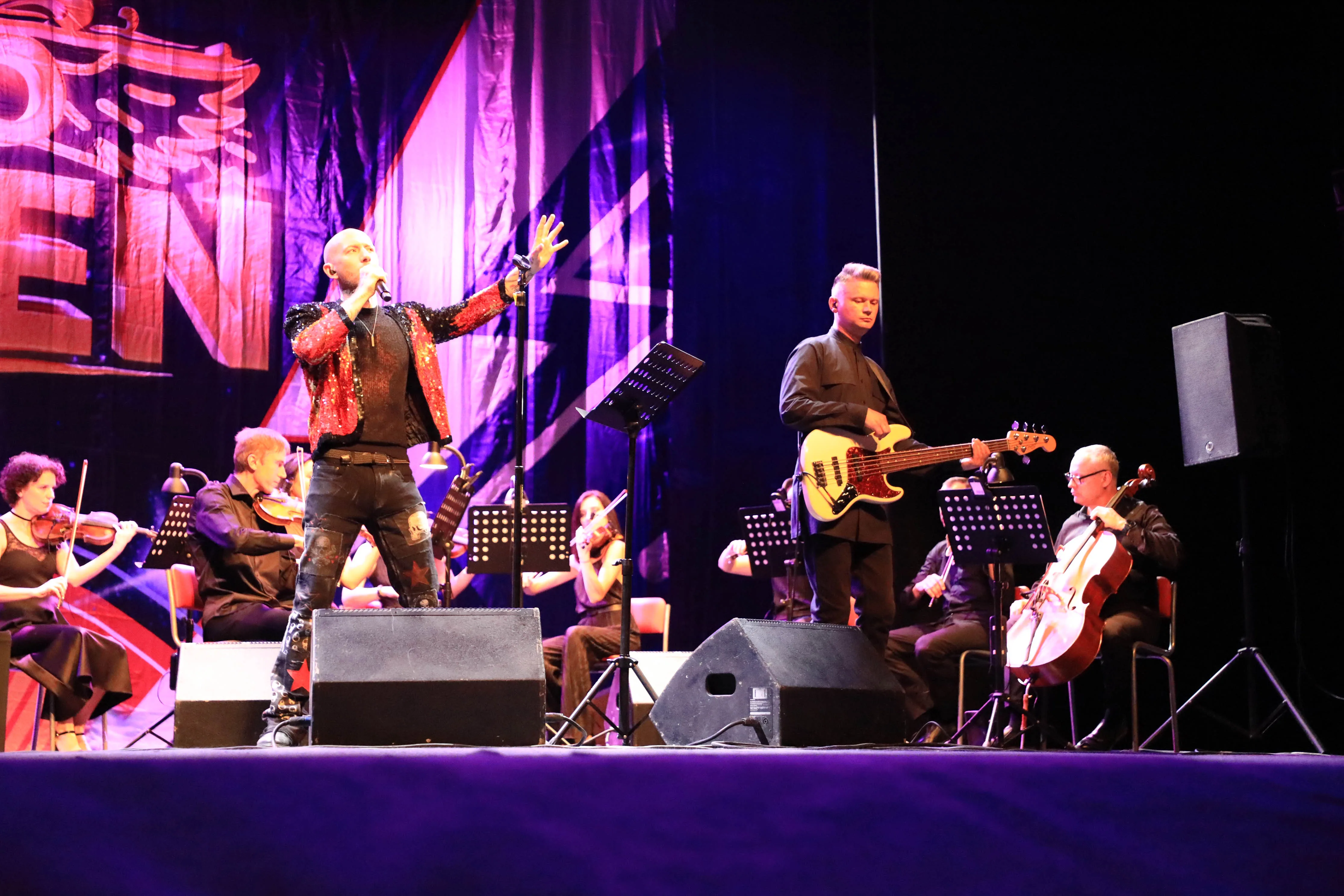 Афиша: Aeroqueen. Хиты Queen & Scorpions с оркестром в Красноярске 29 апреля 2026