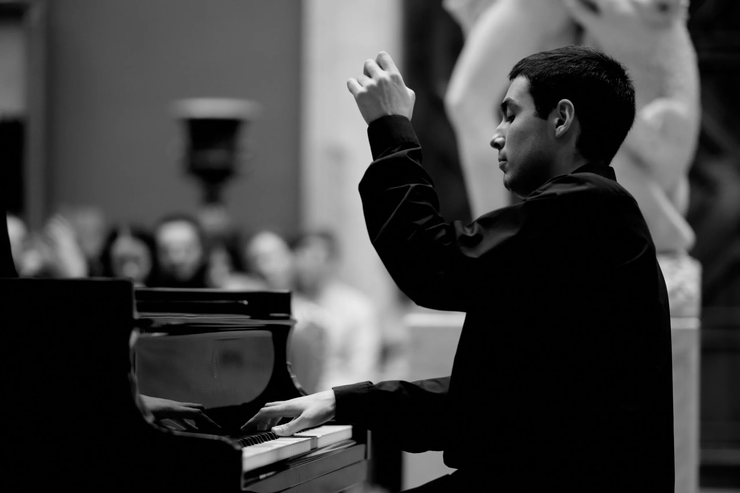 Афиша: Чайковский. Концерт № 1. Вальс цветов. Моцарт. Симфония № 40. Штраус. Весенние голоса в Москве 12 апреля 2026