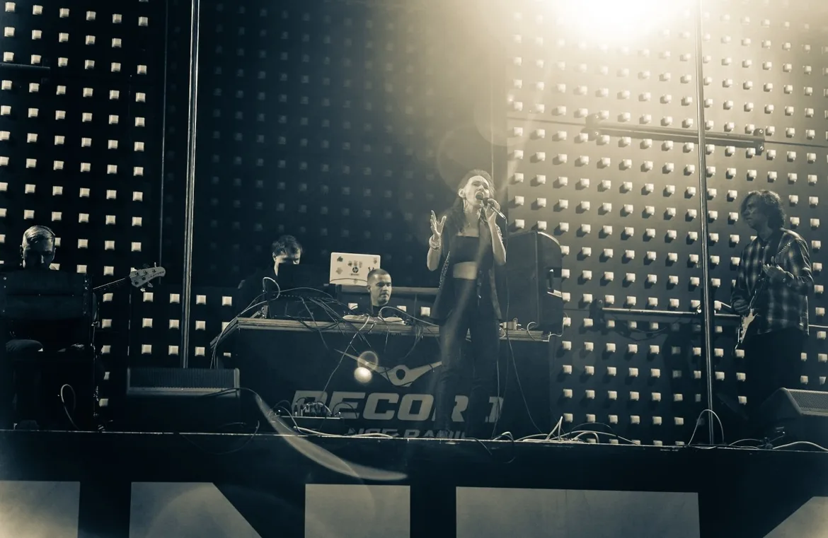 Афиша: Между мирами в Омске 19 апреля 2026