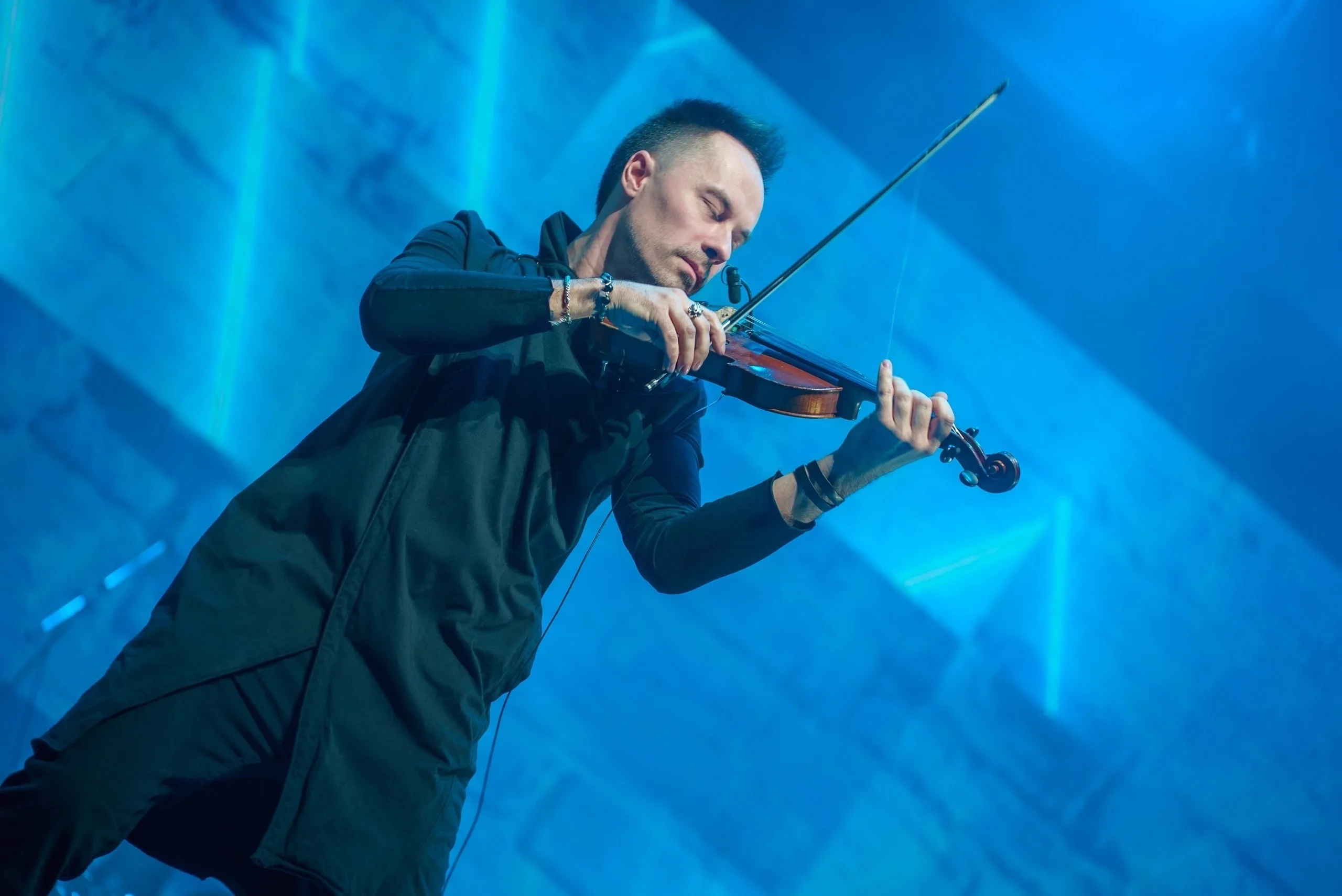 Афиша: Неоновый в Красноярске 23 апреля 2026