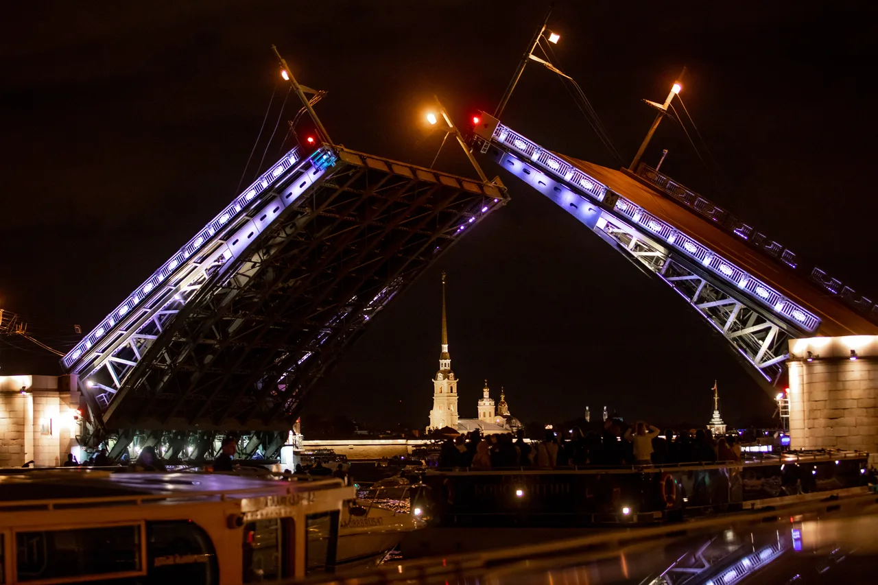 Афиша: Разводные мосты — ночная прогулка по рекам и каналам к Дворцовому и Троицкому мостам в Санкт-Петербурге 22 апреля 2026