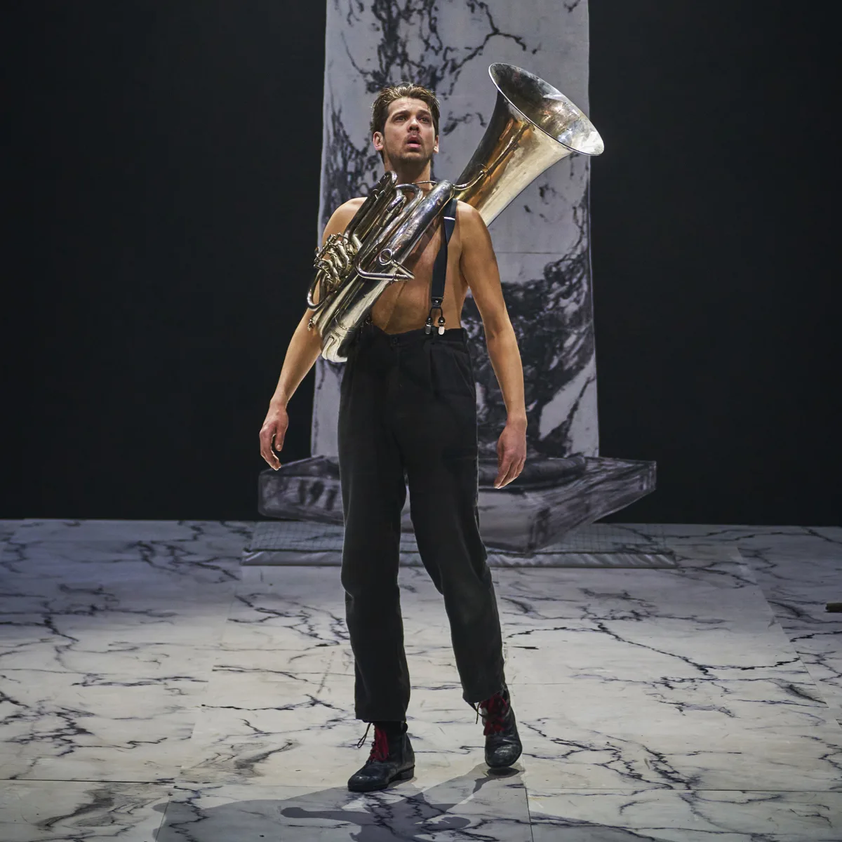 Афиша: Самоубийца в Новосибирске 25 апреля 2026