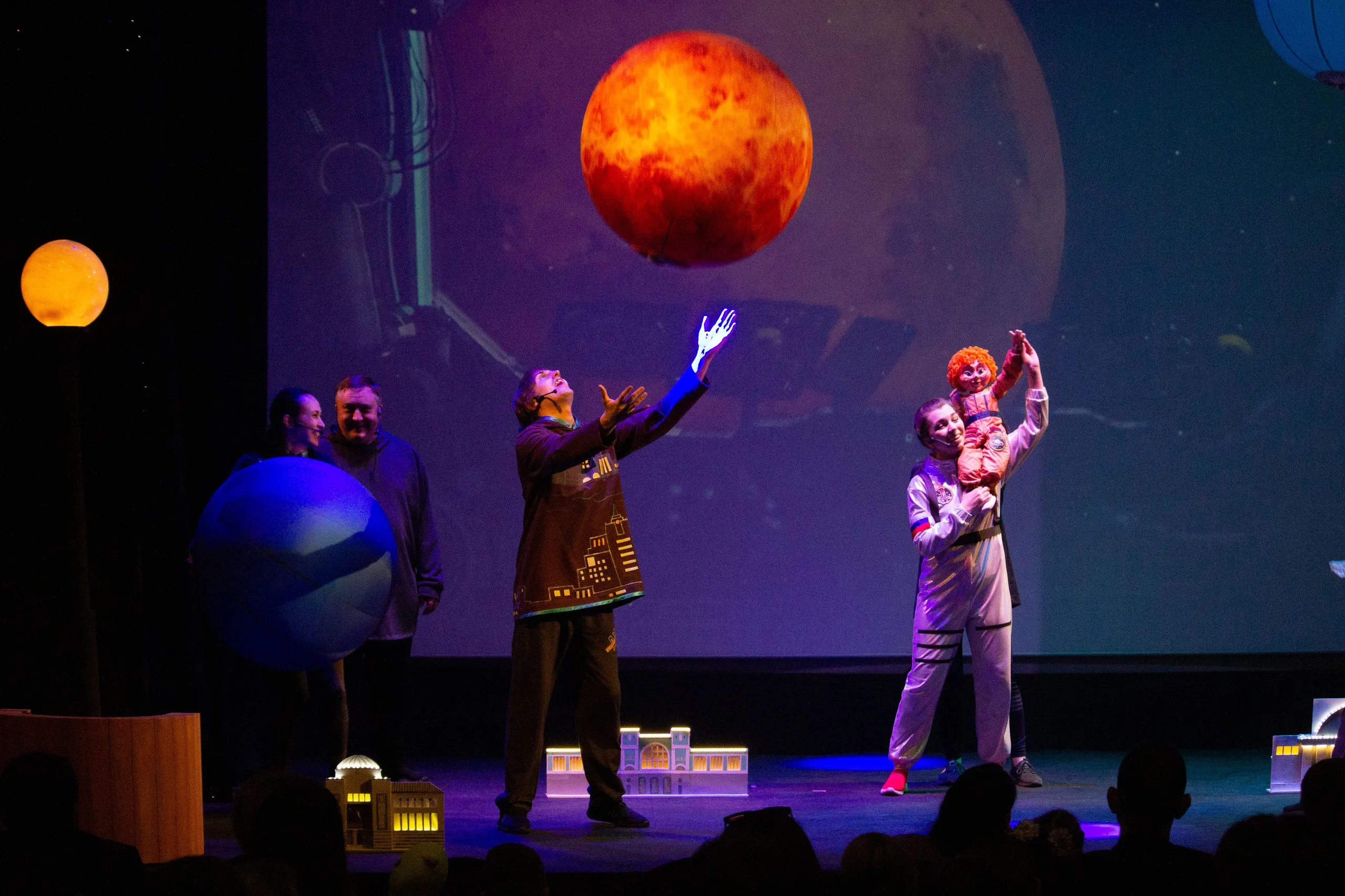 Афиша: Удивительный полёт к звёздам в Новосибирске 12 апреля 2026