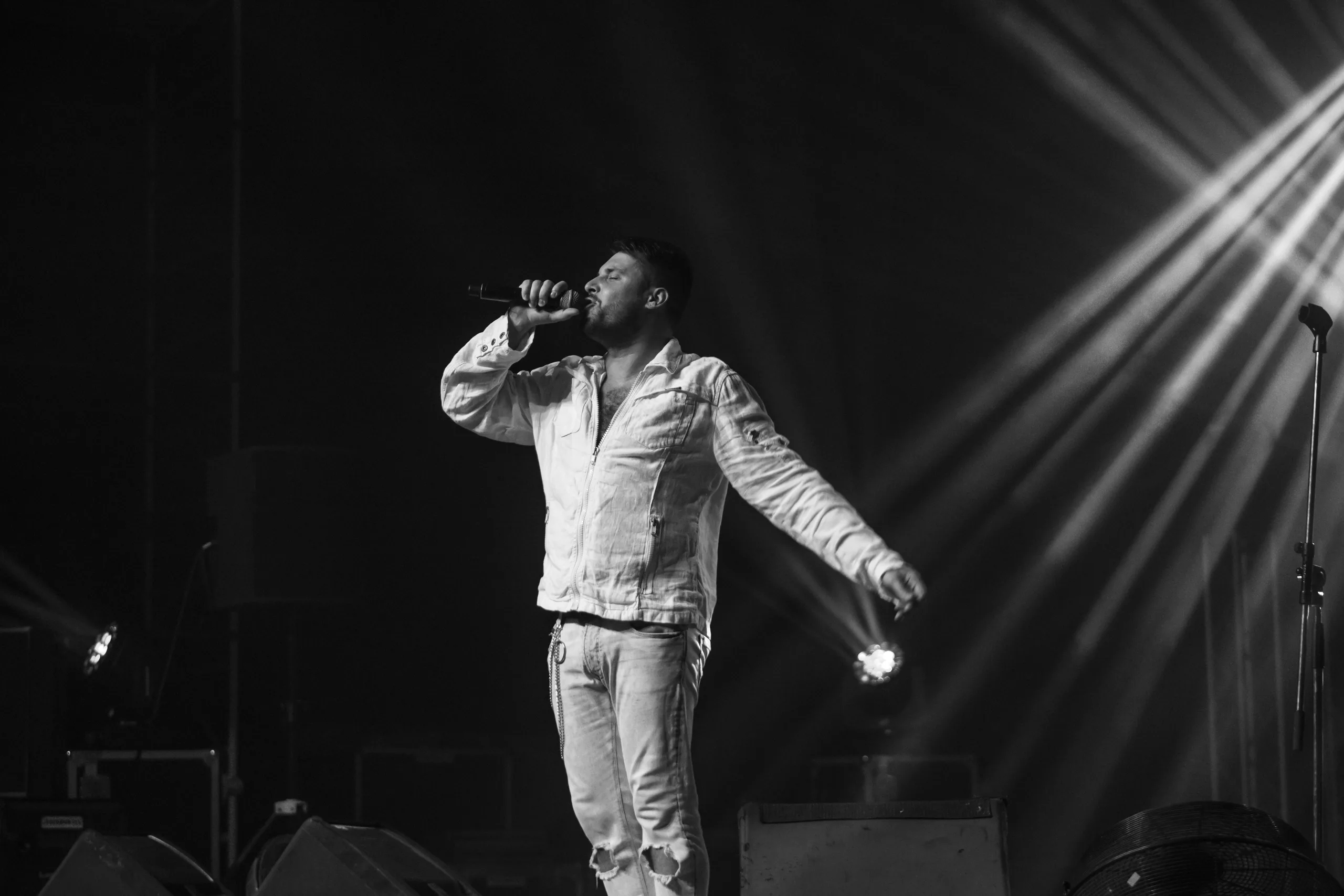 Афиша: Золотые хиты 90-х и 2000-х в Петрозаводске 20 апреля 2026