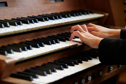 Афиша: Бах, Брамс, Мендельсон. Старинный орган при свечах в Москве 13 августа 2026
