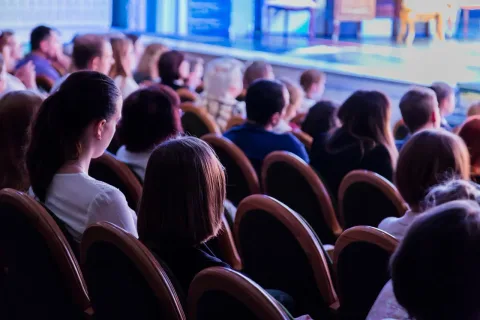 Афиша: Дом вверх дном, или Четверо под одеялом, не считая служанки в Красноярске 12 августа 2026