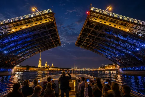 Афиша: Ночная водная прогулка по Неве: Развод мостов на стильном теплоходе в Санкт-Петербурге 13 июля 2026