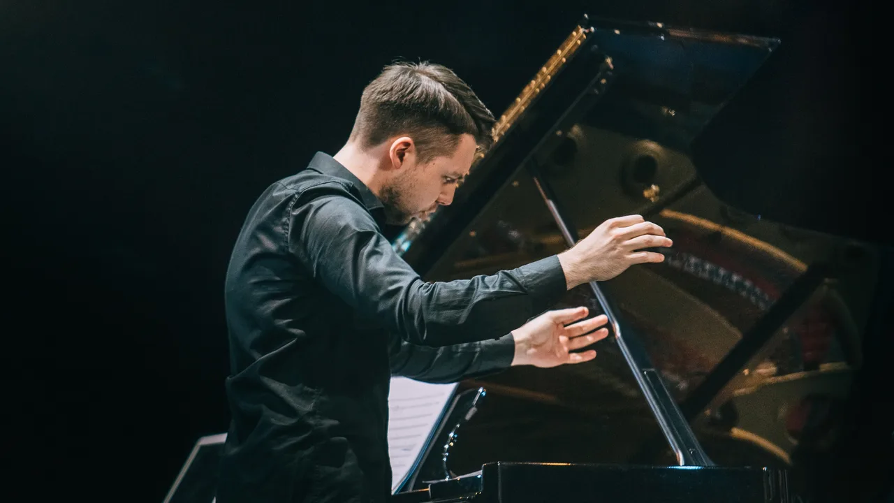 Афиша: Оркестр у моря. Ludovico Einaudi в Санкт-Петербурге 18 июля 2026