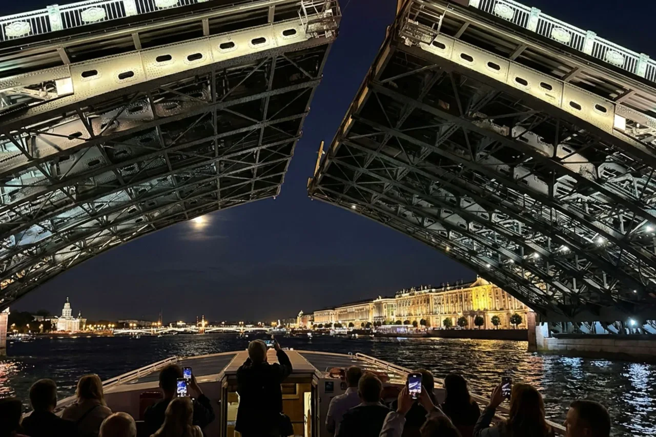 Афиша: Развод мостов. Ночная прогулка по Неве в Санкт-Петербурге 14 июля 2026