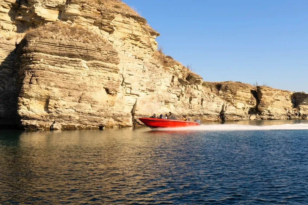 Афиша: Сулакский каньон, прогулка на катере, бархан Сарыкум и пещера Нохъо в Дербенте 16 июля 2026