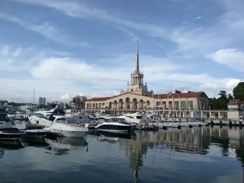 Афиша: Фото-приключение по центру Сочи: порт, парк, дольмены в Сочи 3 июня 2026