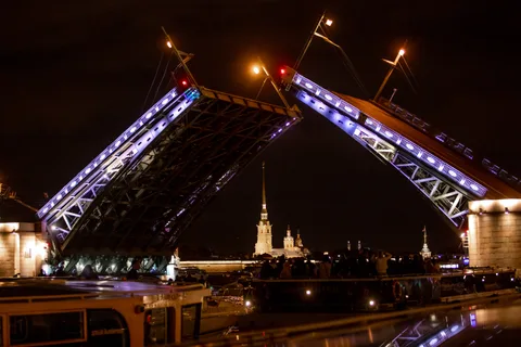 Афиша: Разводные мосты — ночная прогулка по рекам и каналам к Дворцовому и Троицкому мостам в Санкт-Петербурге 3 июня 2026