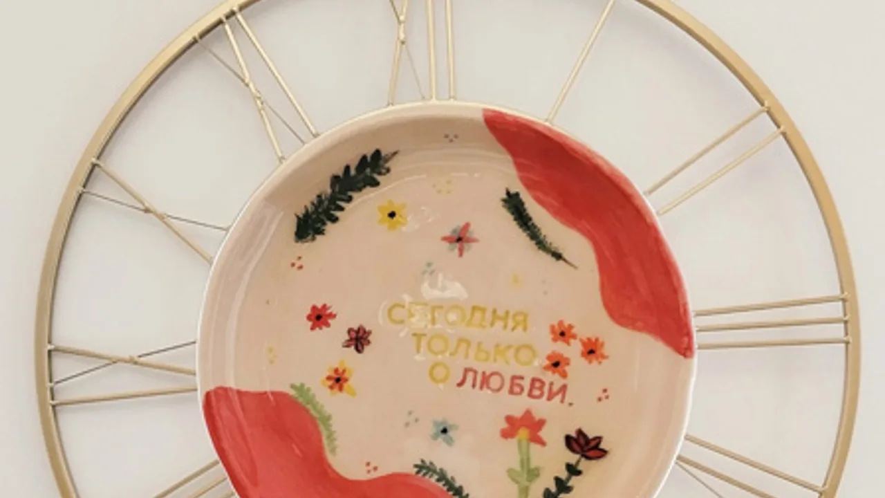 Афиша: Мастер-класс по лепке тарелки из глины "Послание миру" в Санкт-Петербурге 26 мая 2026