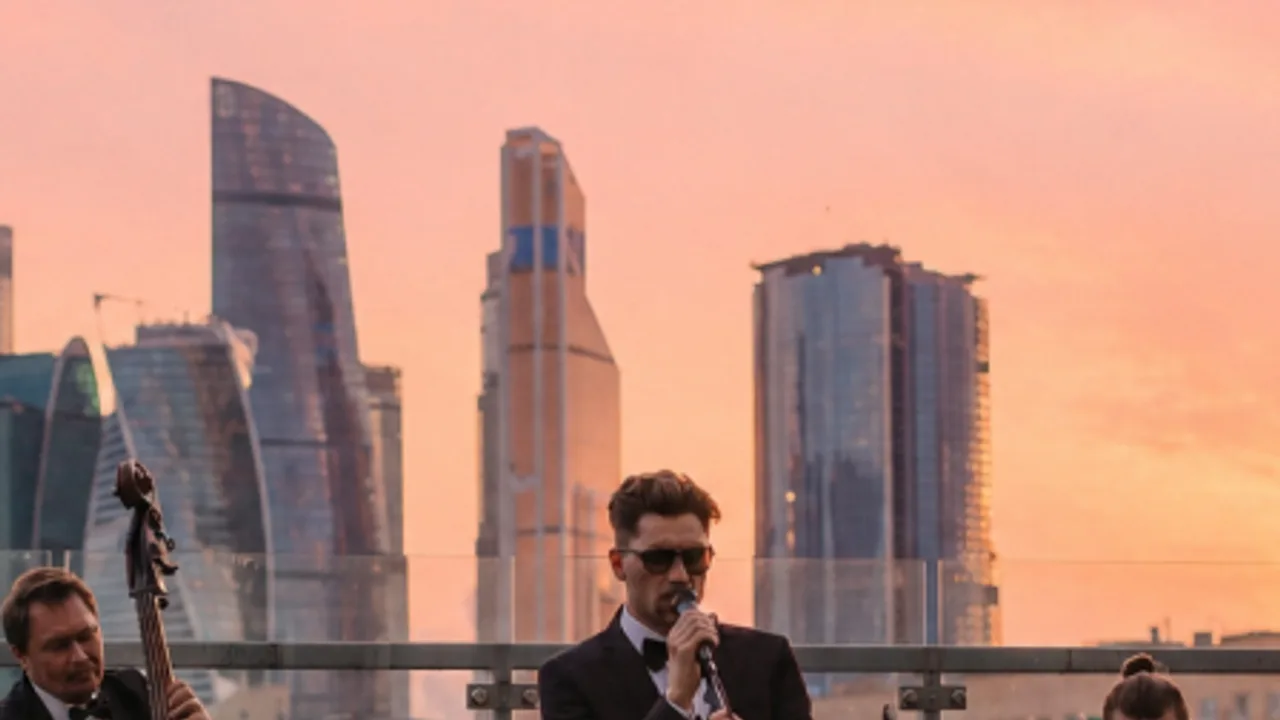 Афиша: Pretty Woman: бархатный джаз на крыше. Хиты 90-х о любви к женщинам в Москве 30 мая 2026