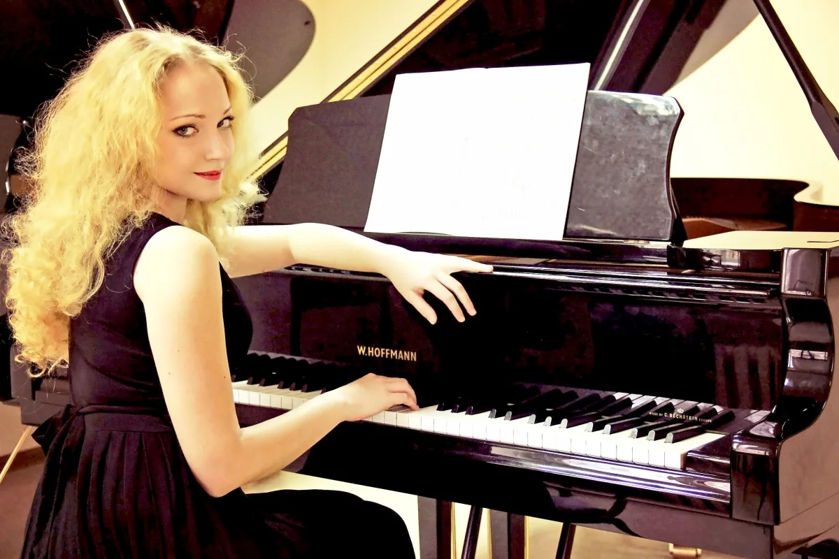 Афиша: Салон с историей: Нувеллистъ № 8. Докъ: царский и советский паспорт, документы 19 века в Санкт-Петербурге 17 мая 2026